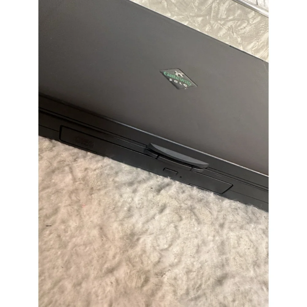 Vintage Gateway Solo 5150 Series Laptop Powers ON AS IS NEEDS NEW HARD DRIVE